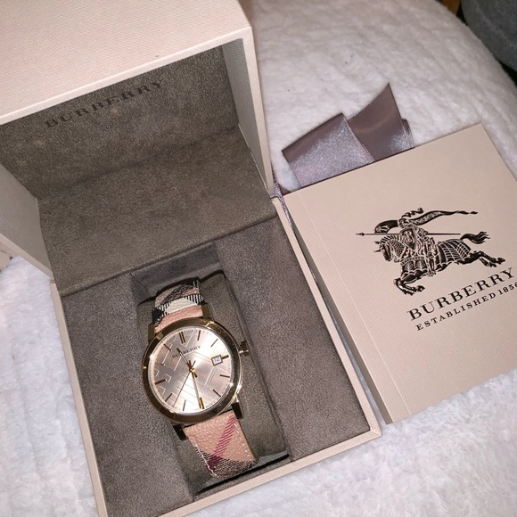 Burberry BU9026 Classic Collection Unisex Watch - Picture 2 of 3
